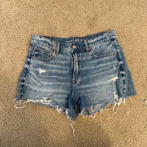 American Eagle Distressed 90s boyfriend short